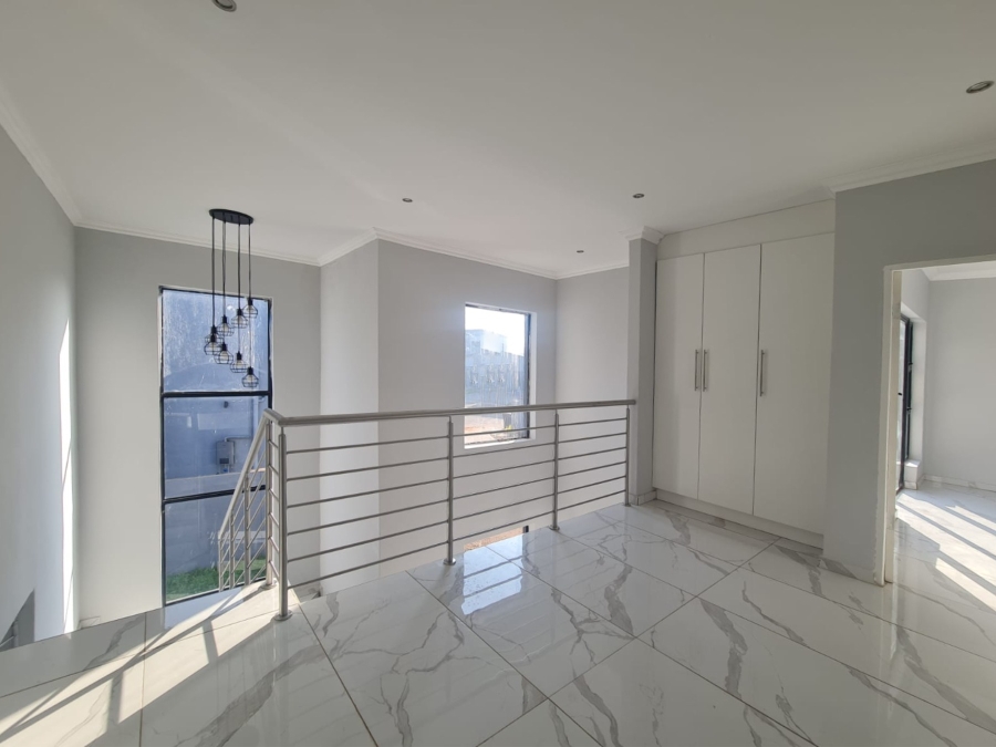 To Let 4 Bedroom Property for Rent in Melodie North West